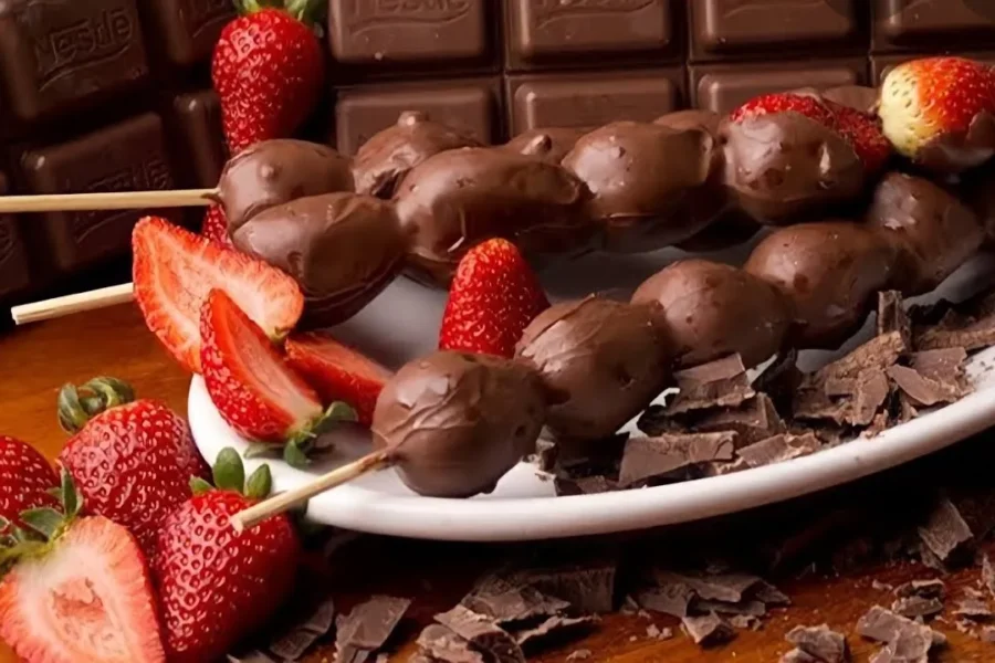 Aprenda como fazer espetinhos de uva morango e chocolate > Como Fazer Espetinho