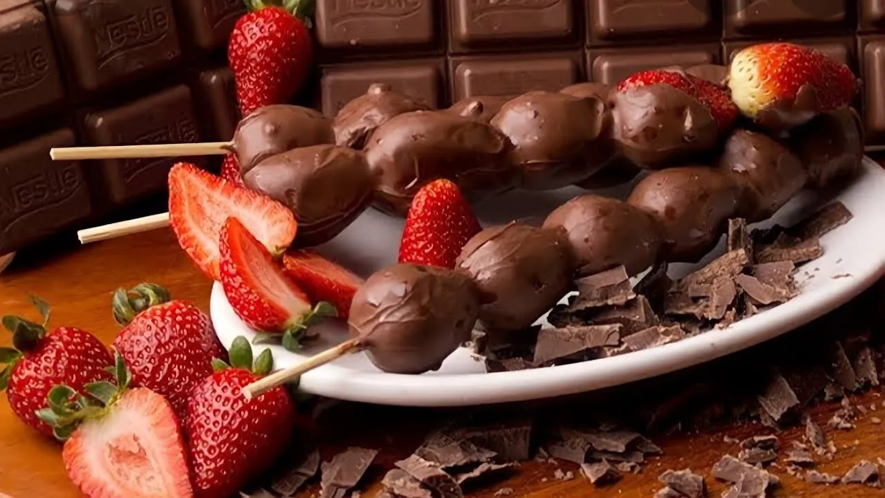 Aprenda como fazer espetinhos de uva morango e chocolate