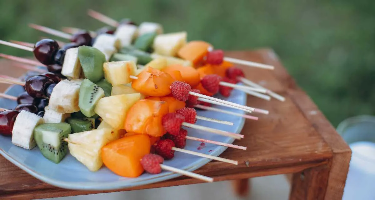 Como Fazer Espetinhos de frutas variadas para o verão 1 Espetinho frutas para o verao
