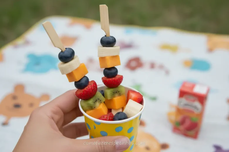 Orientações de segurança e higiene para espetinhos infantis.