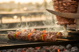 Espetinho de carne na churrasqueira e Kebab sendo fatiado, mostrando a diferença.