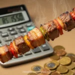 Espetinho na mão com calculadora e moedas ao fundo